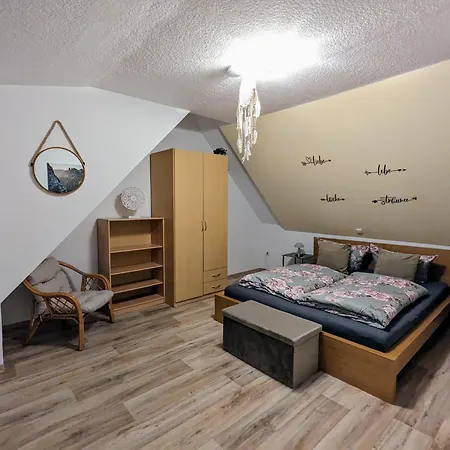 Waldblickwohnung Mit Gartensauna Und Kamin *